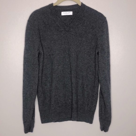 Everlane Sweaters - Everlane charcoal heather gray cashmere sweater v neck size S